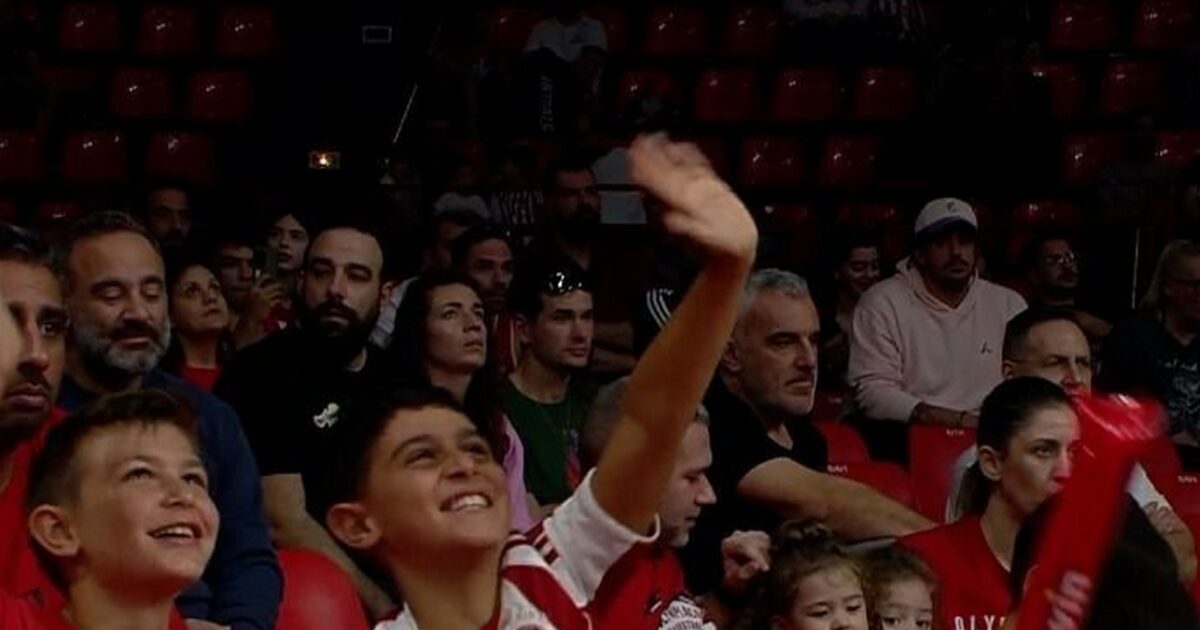 Olympiakos fans made their cross after Keenan Evans’ first basket