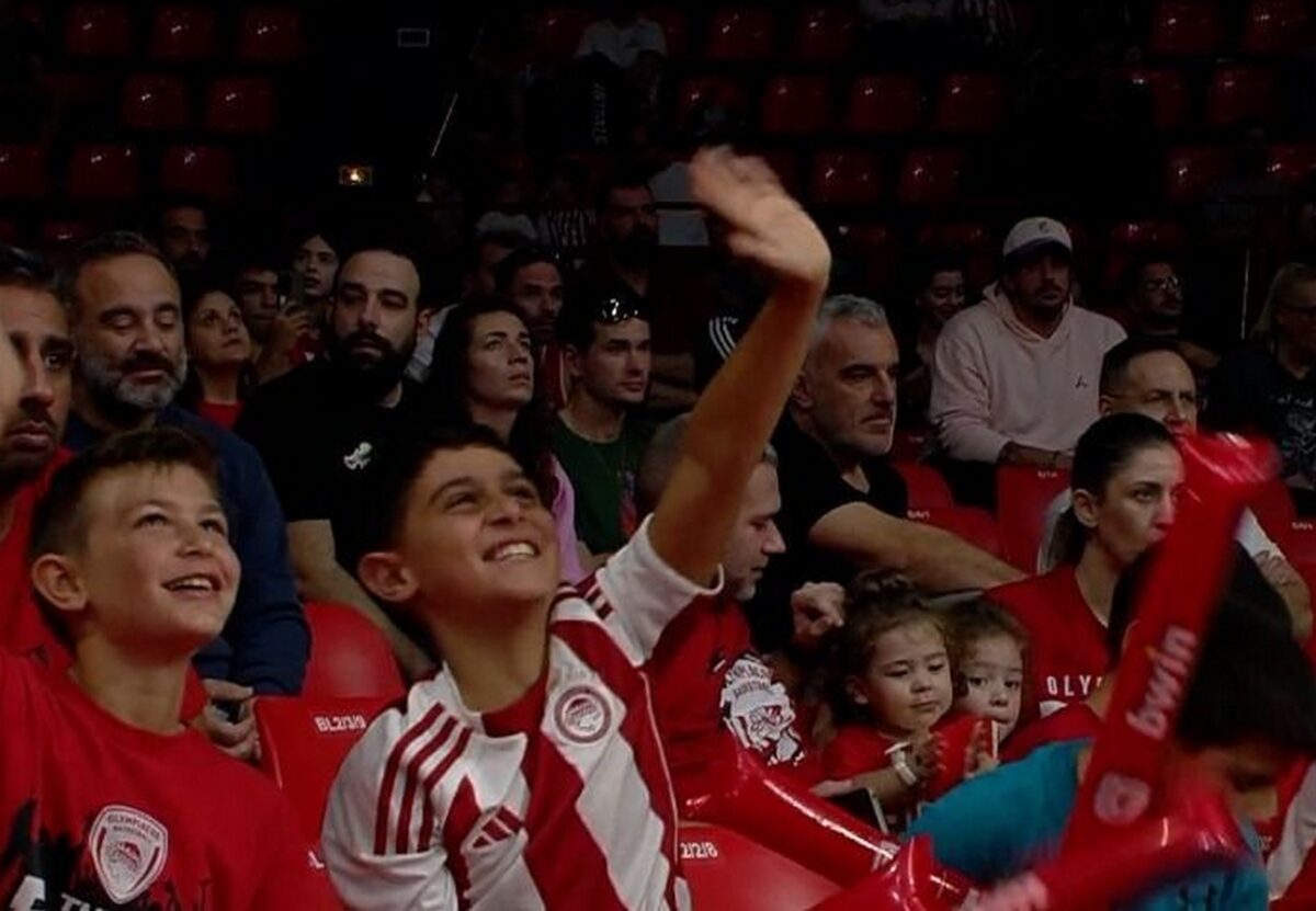 Οπαδοί του Ολυμπιακού έκαναν το σταυρό τους μετά το πρώτο καλάθι του Κίναν Έβανς