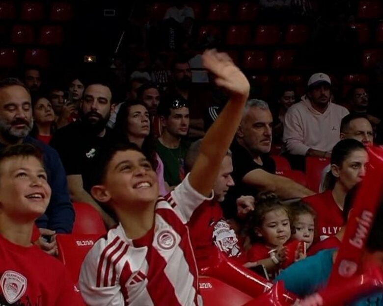 Οπαδοί του Ολυμπιακού έκαναν το σταυρό τους μετά το πρώτο καλάθι του Κίναν Έβανς