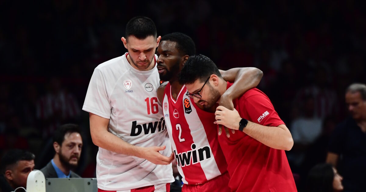 Keenan Evans returned to a Euroleague match and shortly after left injured for the Olympiakos locker room