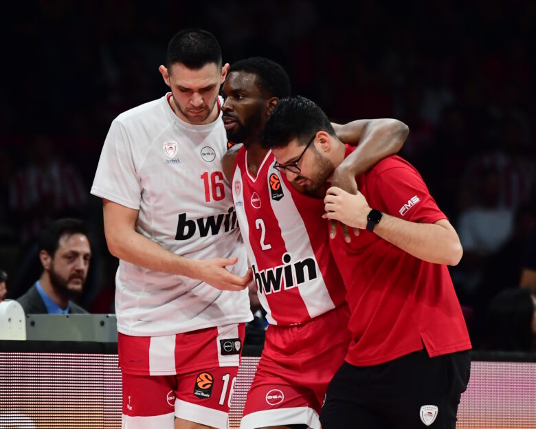 Ο Κίναν Έβανς επέστρεψε σε ματς της Euroleague και λίγο μετά αποχώρησε τραυματίας για τα αποδυτήρια του Ολυμπιακού