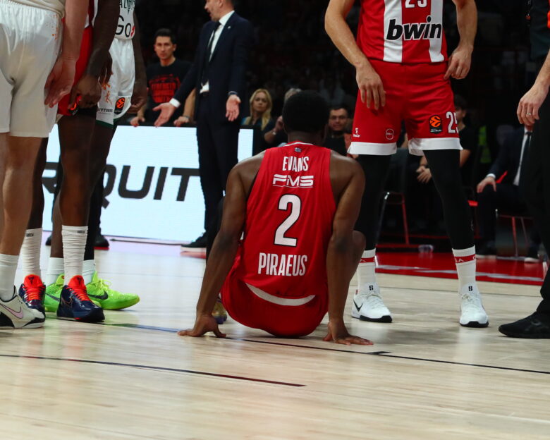 Κίναν Έβανς: «Δεν είναι δυνατόν, δεν είναι δυνατόν» μονολογούσε ο Γάλλος σπίκερ μετά τον τραυματισμό του