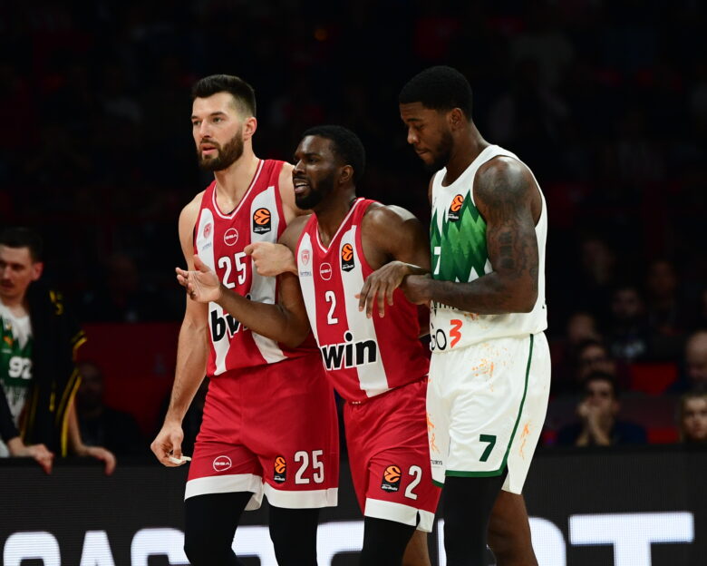 Ολυμπιακός: Οι αντιδράσεις μετά τον τραυματισμό του Κίναν Έβανς στην παρακάμερα της νίκης επί της Ζαλγκίρις