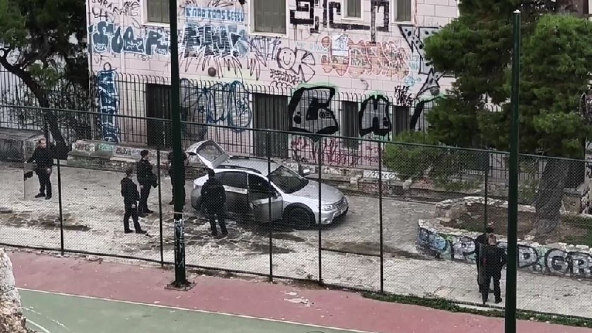 Βόμβα μολότοφ εναντίον αστυνομικών της ΟΠΚΕ στα Εξάρχεια