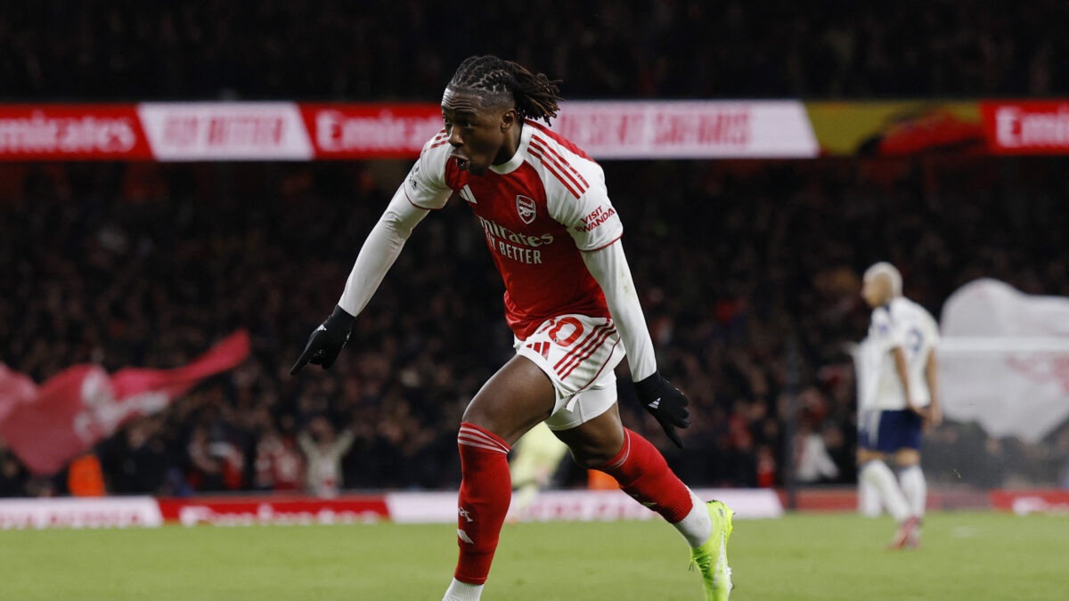 Ο Έζε πανηγυρίζει για την Άρσεναλ