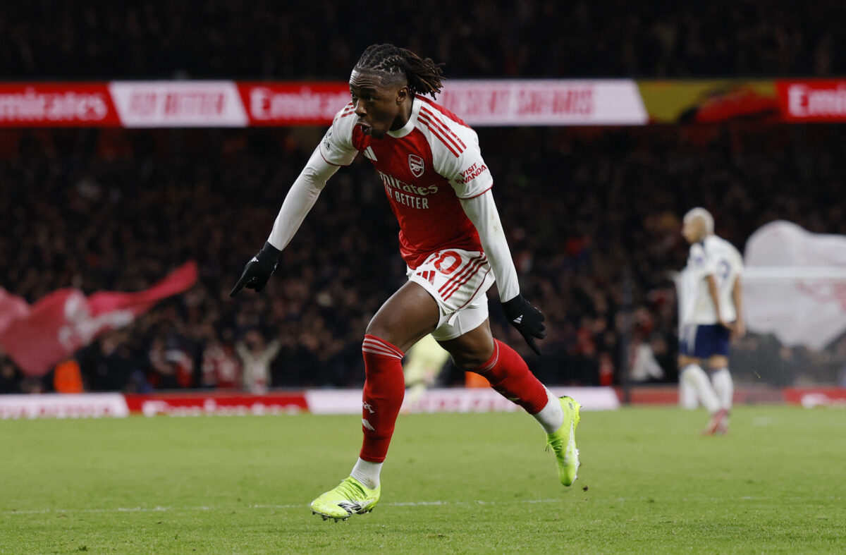 Ο Έζε πανηγυρίζει για την Άρσεναλ