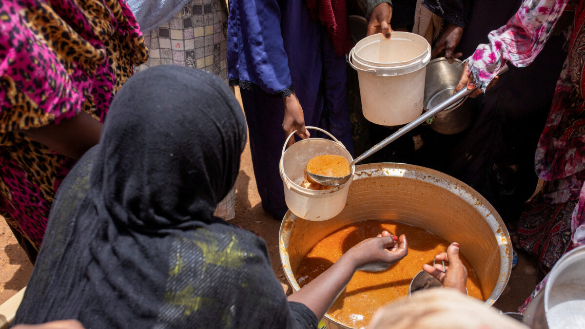Γυναίκα μοιράζει φαγητό