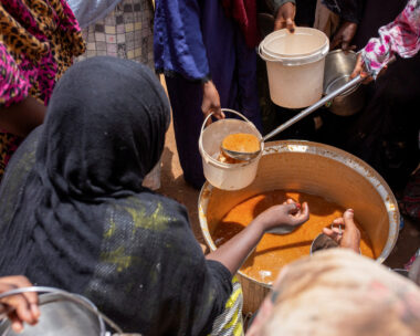 Γυναίκα μοιράζει φαγητό