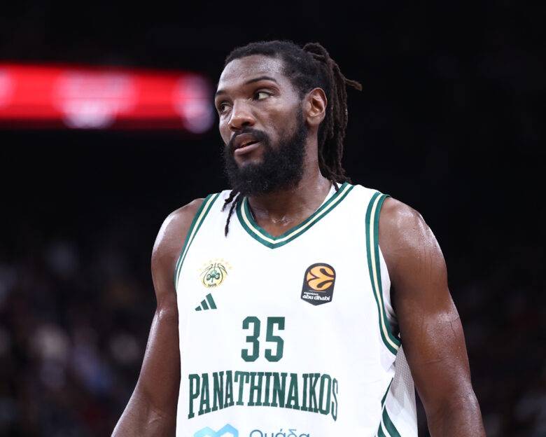 Ο Κένεθ Φαρίντ έκανε τάπα και έτρεξε στο γήπεδο χωρίς παπούτσι στο Παρί – Παναθηναϊκός