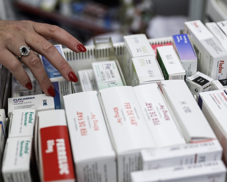 Αντιβιοτικά με τις «χούφτες» παίρνουν οι Έλληνες – Έκκληση ΕΟΔΥ για υπεύθυνη χρήση