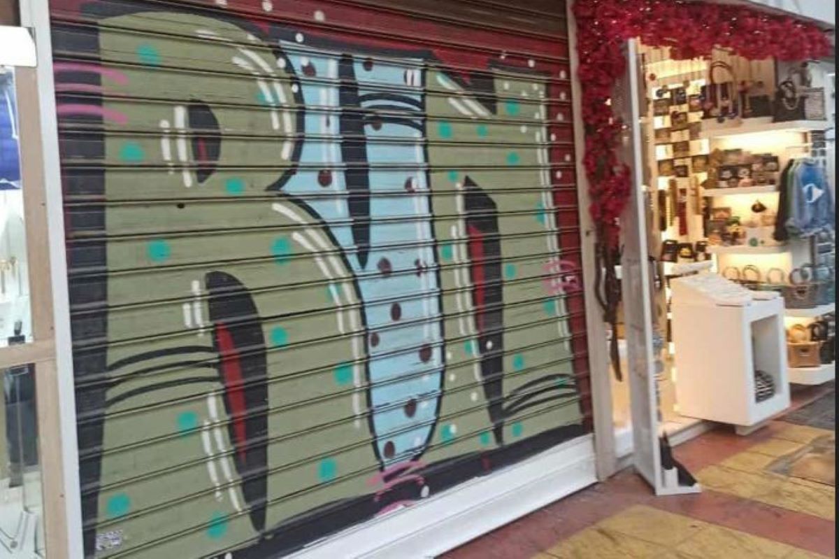 Έφοδος της αστυνομίας στο μαγαζί που εργαζόταν ο 22χρονος συνεργός στη δολοφονία της Φοινικούντας