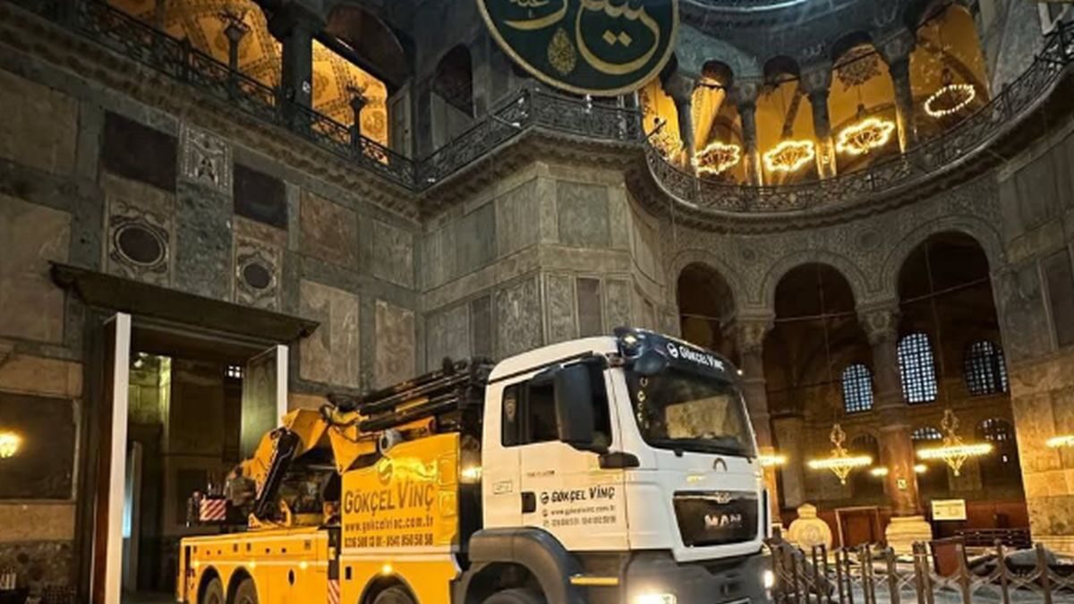 Φορτηγά μέσα στην Αγία Σοφία