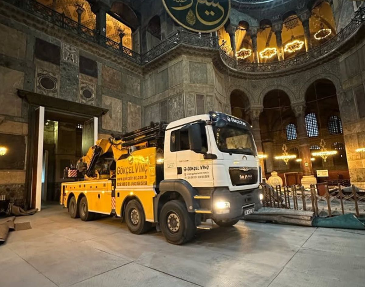 Φορτηγά μέσα στην Αγία Σοφία