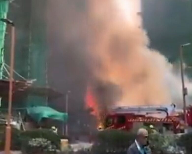 Φλέγεται ουρανοξύστης στο Χονγκ Κονγκ – Παγιδευμένοι πολλοί άνθρωποι