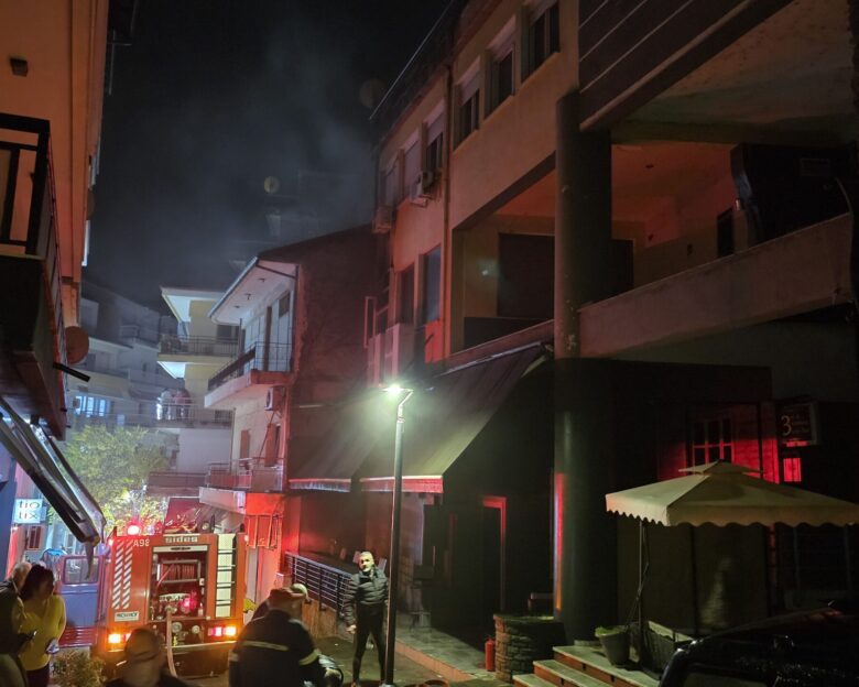 Γρεβενά: Φωτιά σε πολυκατοικία – Απεγκλωβίστηκαν πέντε άτομα