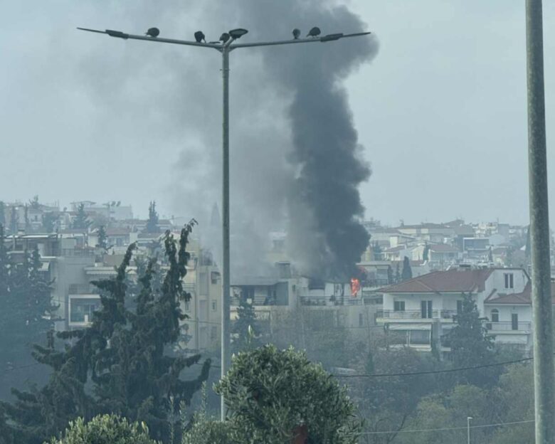 Θεσσαλονίκη: Φωτιά σε διαμέρισμα στην περιοχή της Πυλαίας – Δείτε εικόνες
