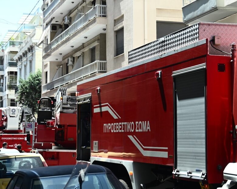 Φωτιά σε εγκαταλελειμμένο κτίριο στην Αθήνα – Έκλεισε η Σοφοκλέους