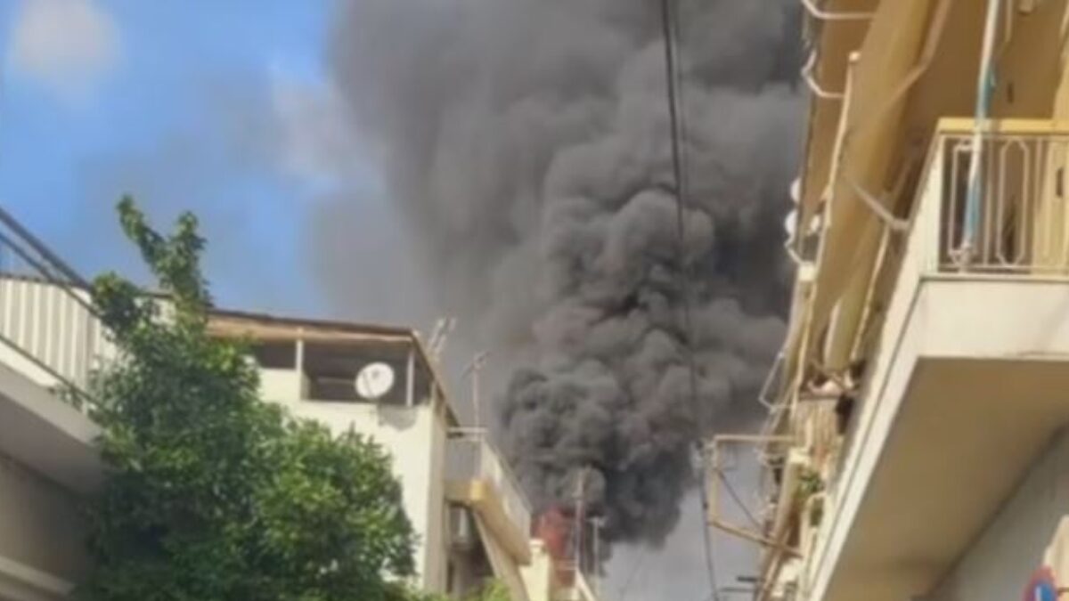 φωτιά και καπνός από σπίτι