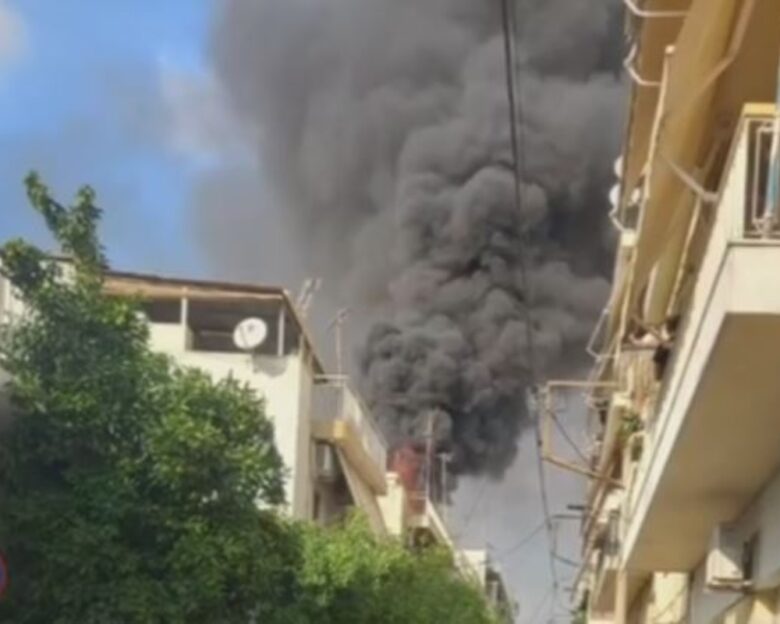 Φωτιά σε ταράτσα σπιτιού στους Αγίους Αναργύρους: Ακούστηκαν εκρήξεις – Δείτε βίντεο