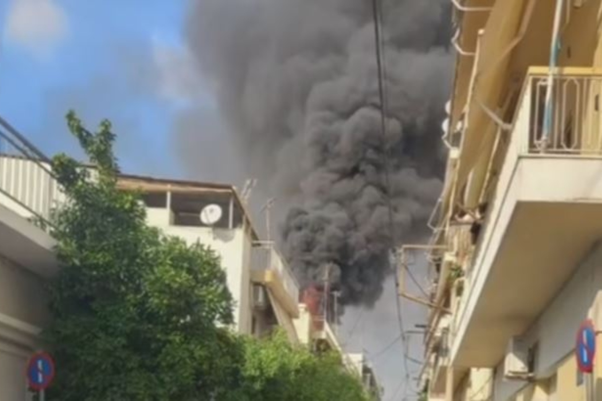 φωτιά και καπνός από σπίτι