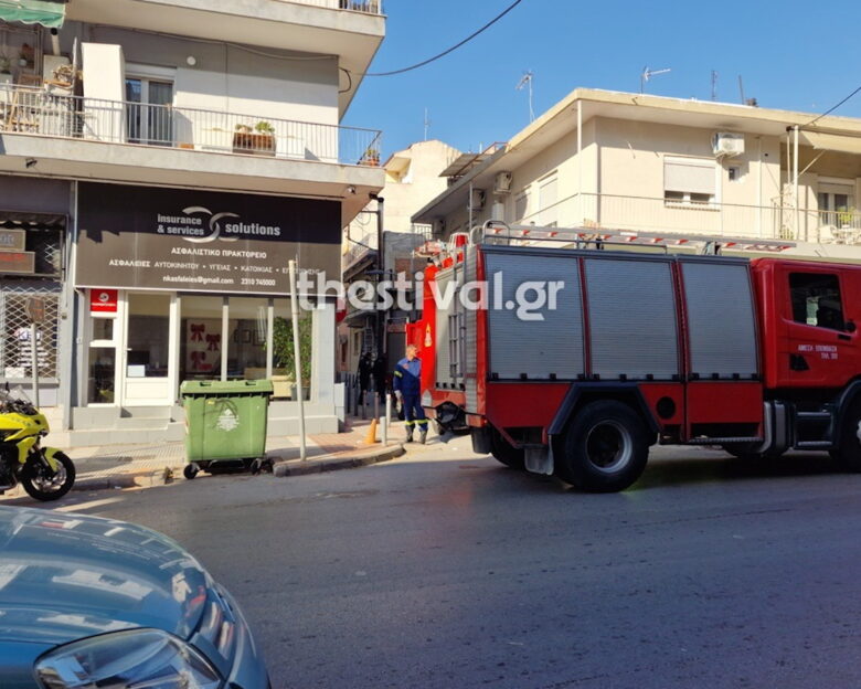 Φωτιά σε διαμέρισμα στη Θεσσαλονίκη: Στο νοσοκομείο δύο άτομα