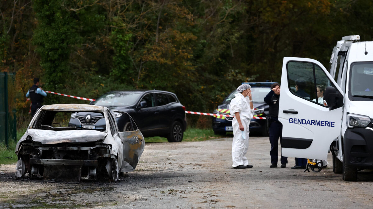 Το καμένο αυτοκίνητο του άνδρα που χτύπησε πεζούς στο νησί Ολέρον στη Γαλλία