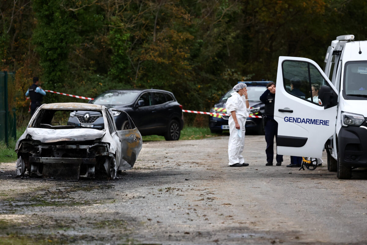 Το καμένο αυτοκίνητο του άνδρα που χτύπησε πεζούς στο νησί Ολέρον στη Γαλλία