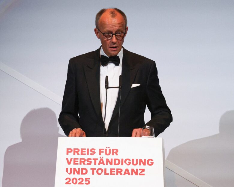 Πασαρέλα η κυβέρνηση Μερτς στη Γερμανία: Ξοδεύει χιλιάδες ευρώ για χτένισμα, μακιγιάζ και φωτογράφους