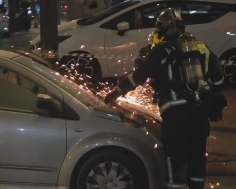 Φωτιά σε αυτοκίνητο στη Λεωφόρο Συγγρού στο ρεύμα προς Αθήνα – Κλειστή η οδός Πετμεζά