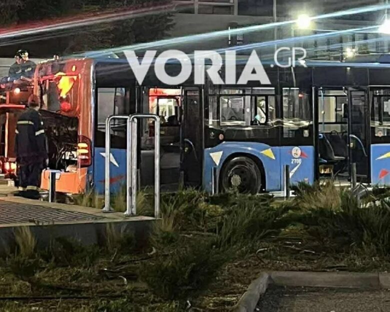 Θεσσαλονίκη: Φωτιά σε λεωφορείο του ΟΑΣΘ στο κέντρο της πόλης