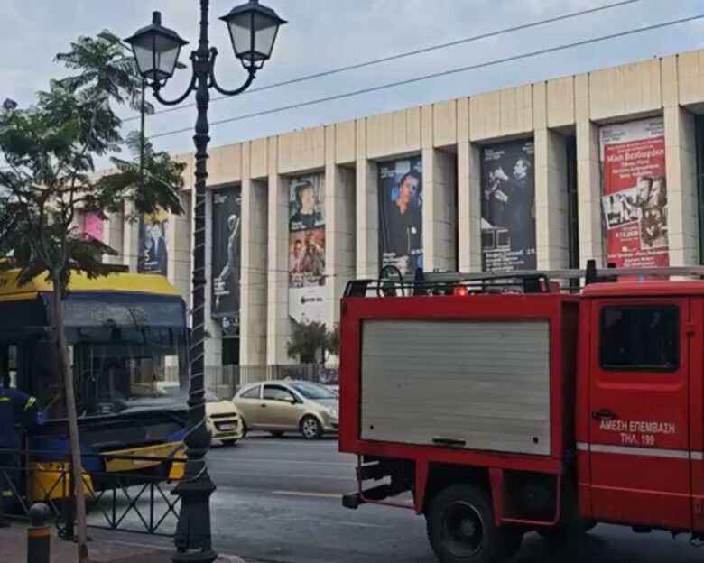 Φωτιά σε τρόλεϊ στη Βασιλίσσης Σοφίας: Μποτιλιάρισμα στο ρεύμα προς Κηφισιά – Δείτε βίντεο