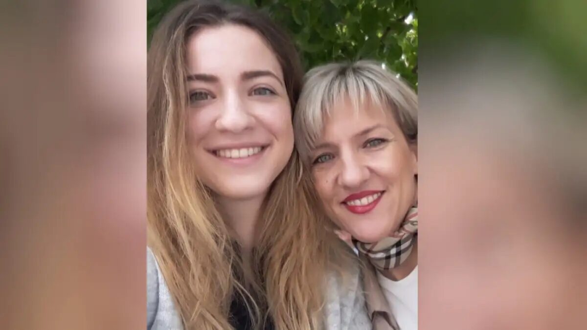 H Γαρυφαλλιά με την μητέρα της