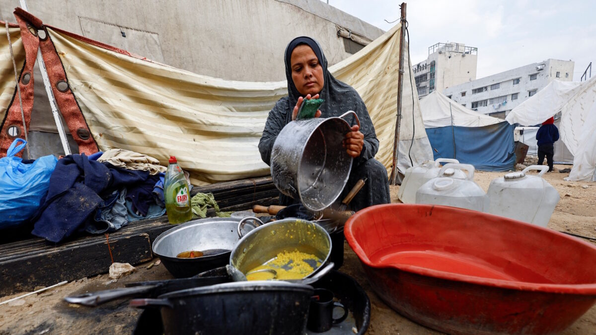 Γυναίκα μαγειρεύει κάτω από τέντα στη πόλη της Γάζας