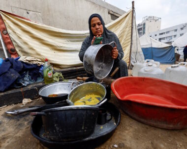 Γυναίκα μαγειρεύει κάτω από τέντα στη πόλη της Γάζας
