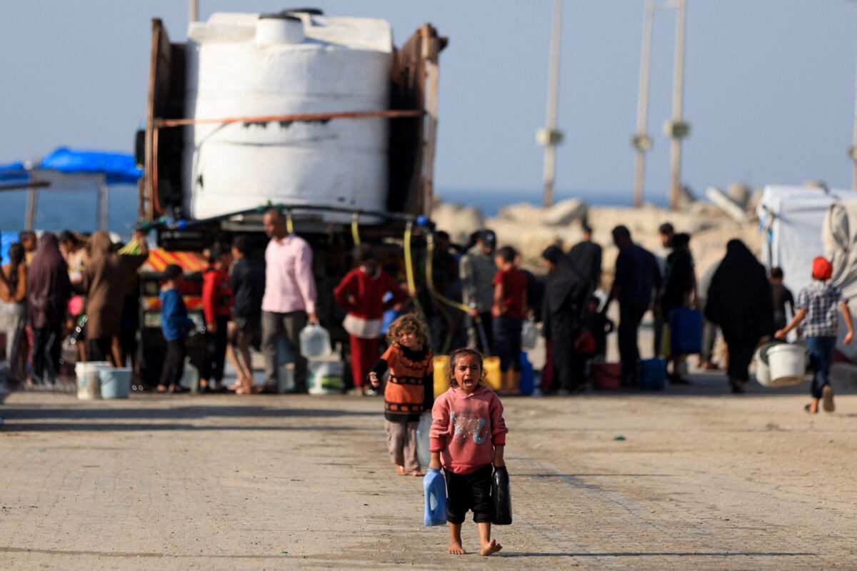 Παιδάκια μαζεύουν νερό