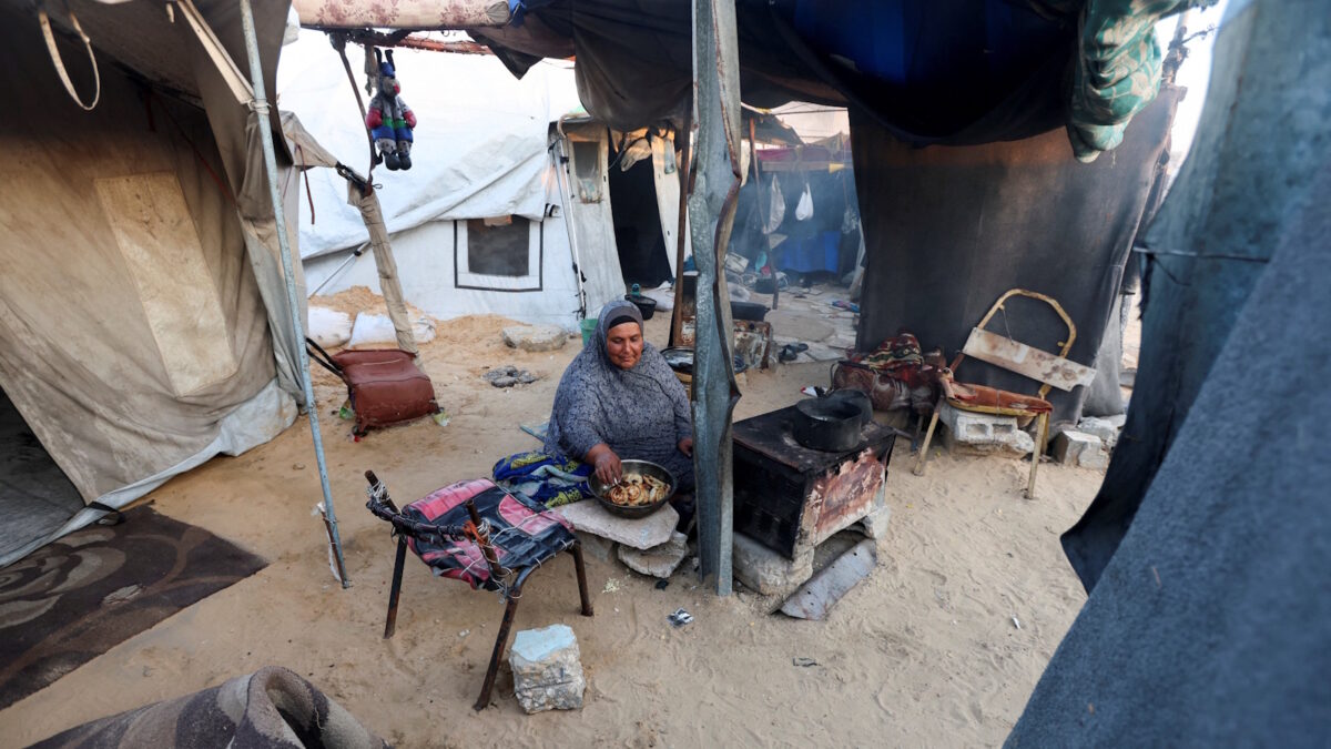 Παλαιστίνια στη Γάζα μαγειρεύει στην σκηνή της