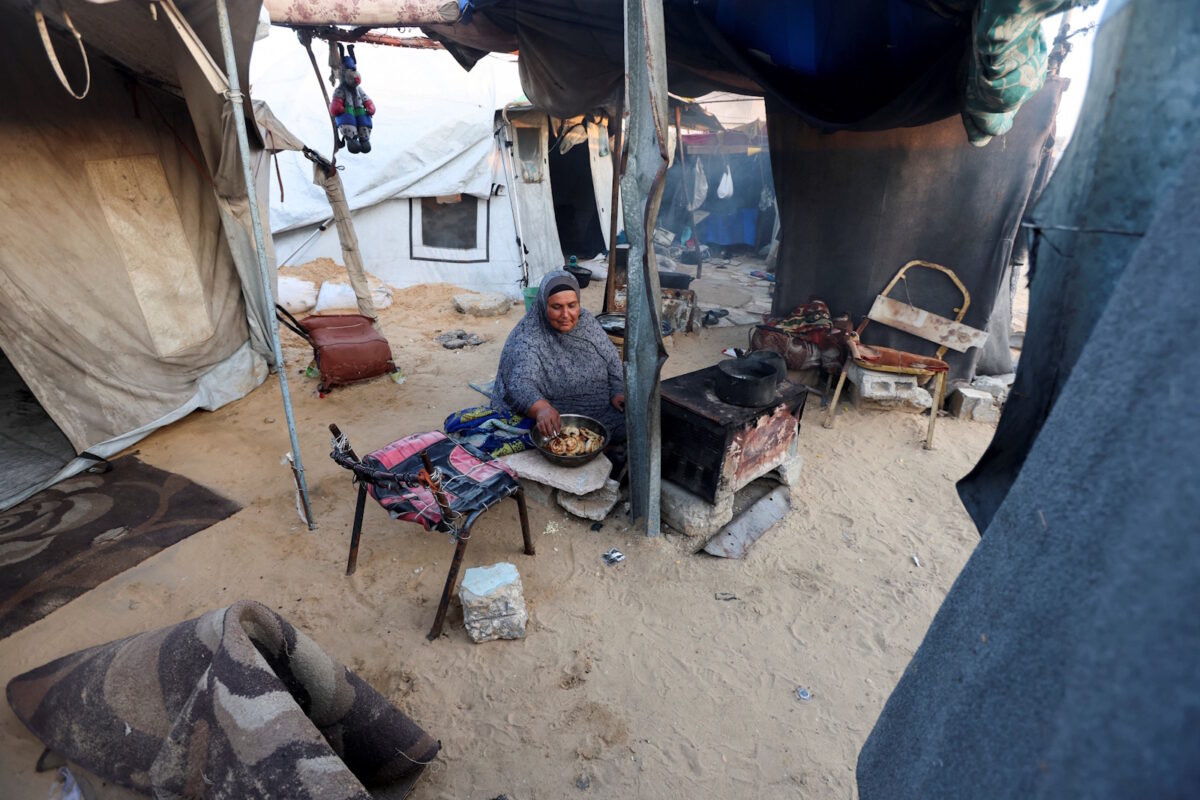 Παλαιστίνια στη Γάζα μαγειρεύει στην σκηνή της