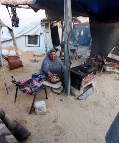 Παλαιστίνια στη Γάζα μαγειρεύει στην σκηνή της