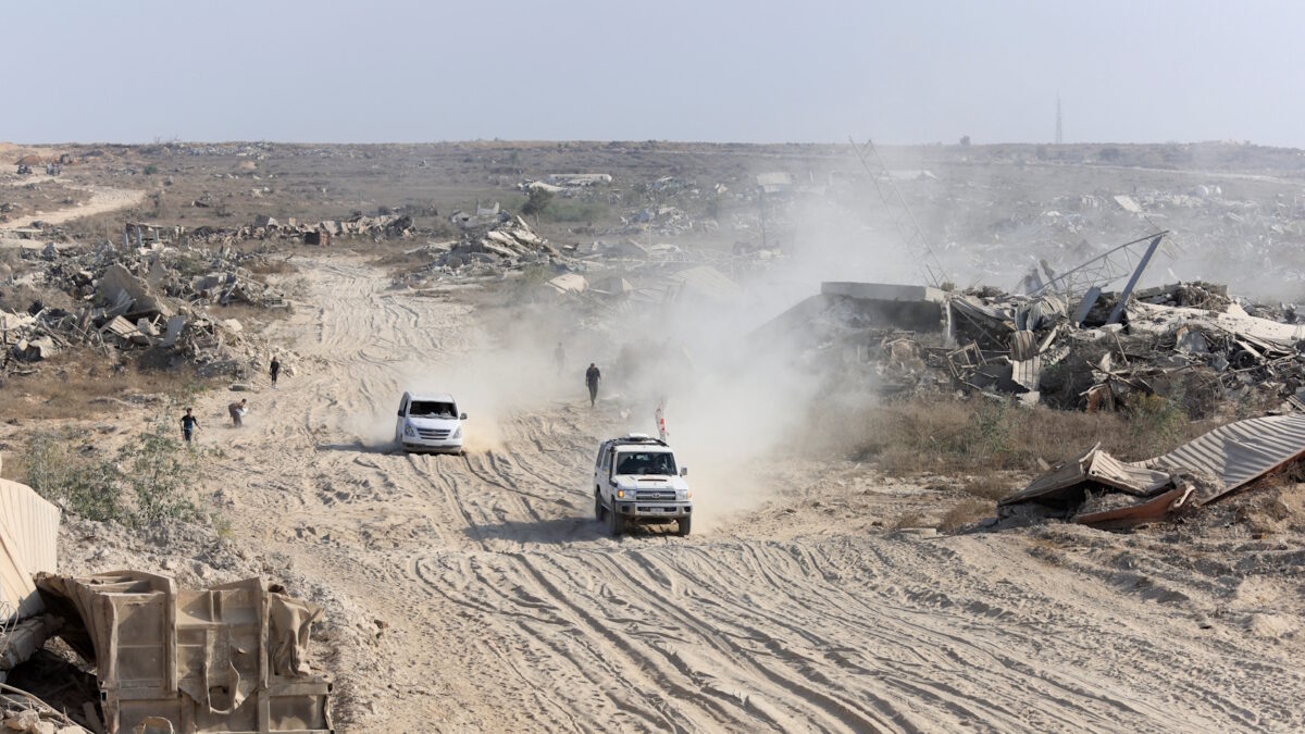 Τζιπ του Ερυθρού Σταυρού στη Γάζα συνοδεύουν την σορό ομήρου της Χαμάς