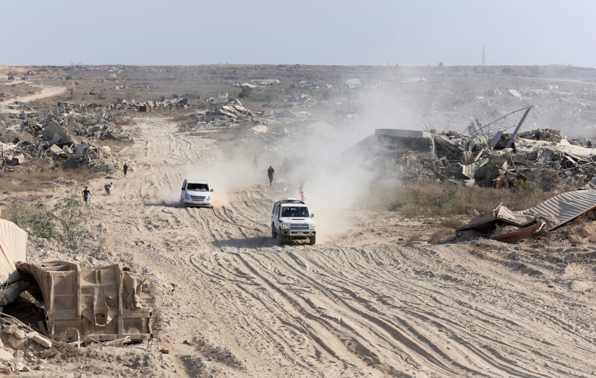 Τζιπ του Ερυθρού Σταυρού στη Γάζα συνοδεύουν την σορό ομήρου της Χαμάς