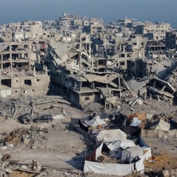 Λήψη από drone δείχνει την καταστροφή σε μία κατοικημένη γειτονιά, στην πόλη της Γάζας