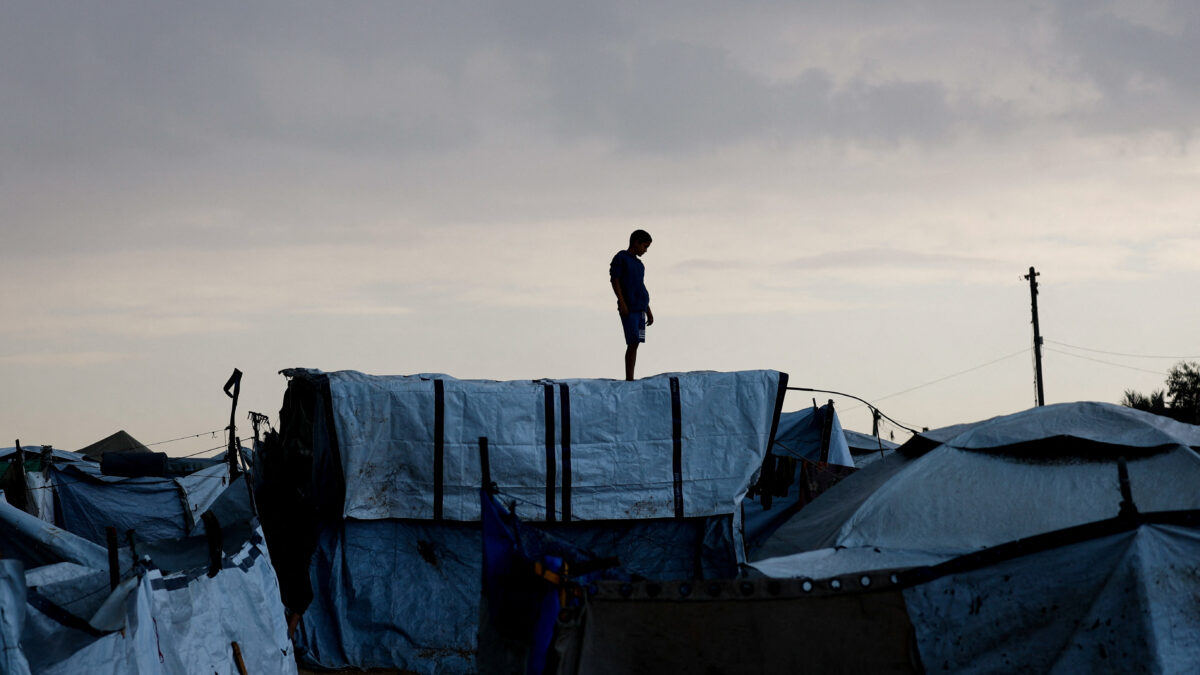 Ένας Παλαιστίνιος στέκεται πάνω σε μια σκηνή