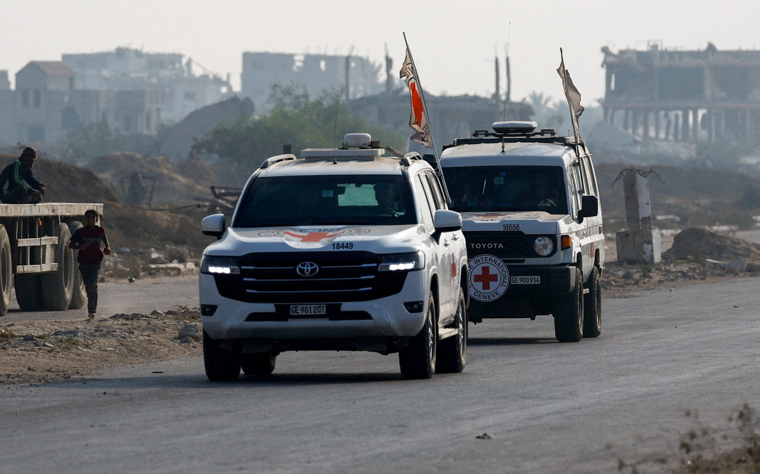 Ο Ερυθρός Σταυρός παραλαμβάνει ένα πτώμα που αναγνωρίστηκε από τη Χαμάς ως αυτό του νεκρού Ισραηλινού στρατιώτη Χαντάρ Γκόλντιν