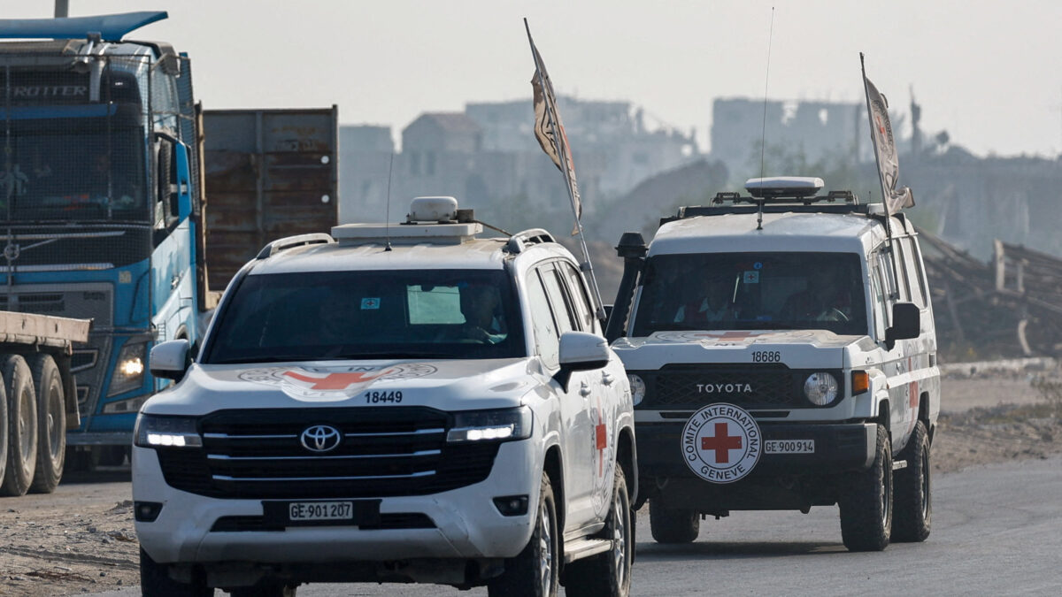 Ο Ερυθρός Σταυρός παραλαμβάνει ένα πτώμα που αναγνωρίστηκε από τη Χαμάς ως αυτό του νεκρού Ισραηλινού στρατιώτη Χαντάρ Γκόλντιν