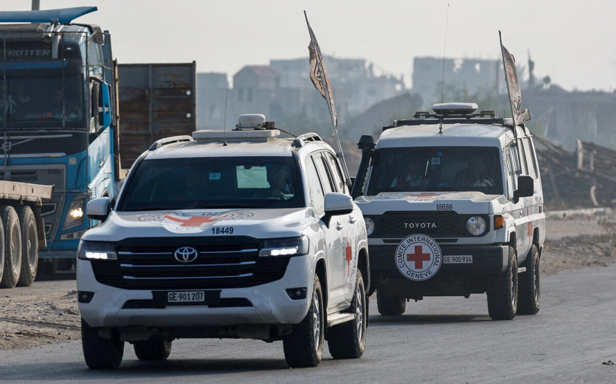 Ο Ερυθρός Σταυρός παραλαμβάνει ένα πτώμα που αναγνωρίστηκε από τη Χαμάς ως αυτό του νεκρού Ισραηλινού στρατιώτη Χαντάρ Γκόλντιν