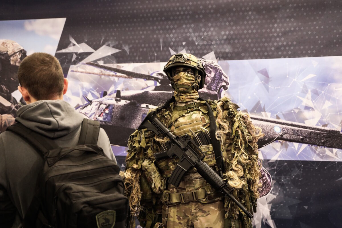 Έκθεμα με τον εξοπλισμό του σύγχρονου μαχητή