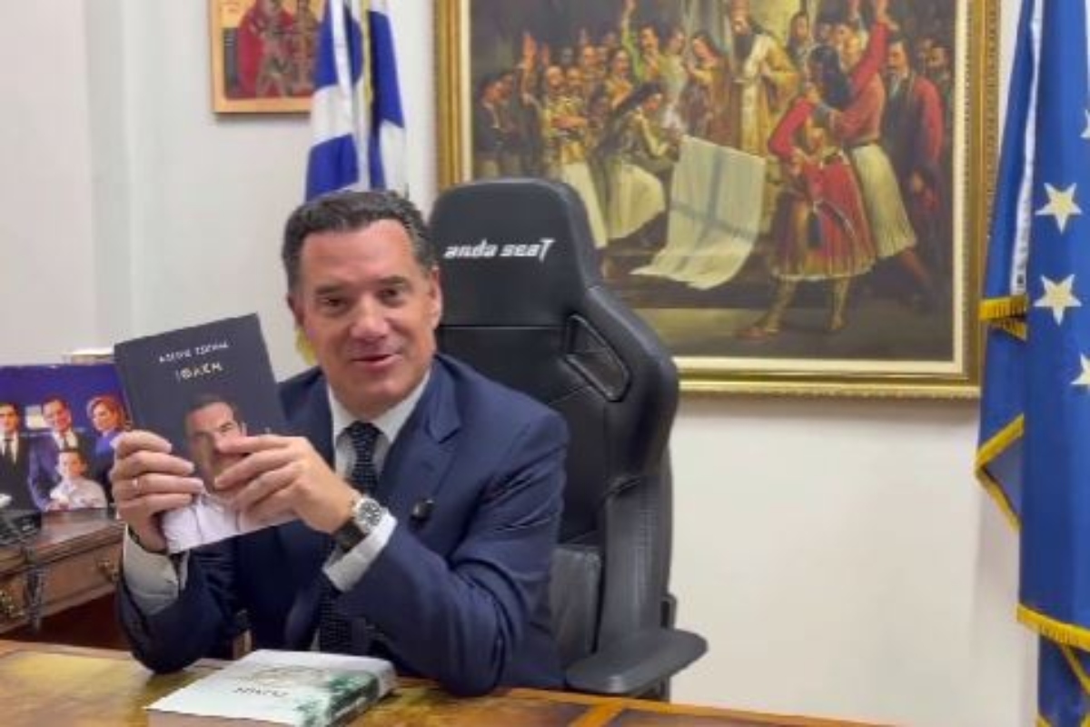 Ο Άδωνις Γεωργιάδης κρατά το βιβλίο Ιθάκη του Αλέξη Τσίπρα