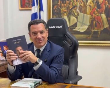 Ο Άδωνις Γεωργιάδης κρατά το βιβλίο Ιθάκη του Αλέξη Τσίπρα