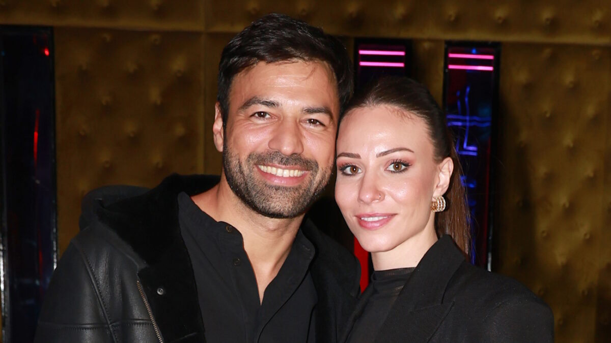 Αντρέας Γεωργίου – Σιμώνη Χριστοδούλου: Το τρυφερό φιλί κάτω από τον Πύργο του Άιφελ