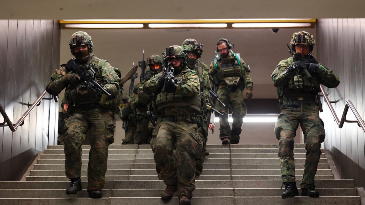 Γερμανοί στρατιώτες σε άσκηση στο μετρό του Βερολίνου